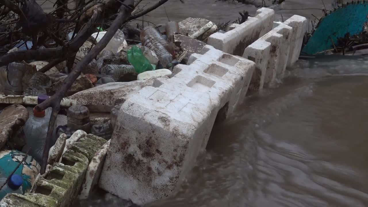 Un grande accumulo di polistirolo e altri rifiuti di plastica ammassati nel fiume Stour dopo forti piogge. Inverno. Regno Unito.