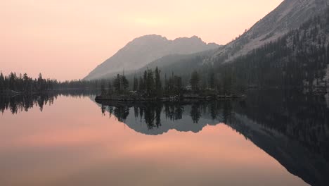 Revelando-El-Amanecer-Con-La-Montaña-Junto-Al-Lago