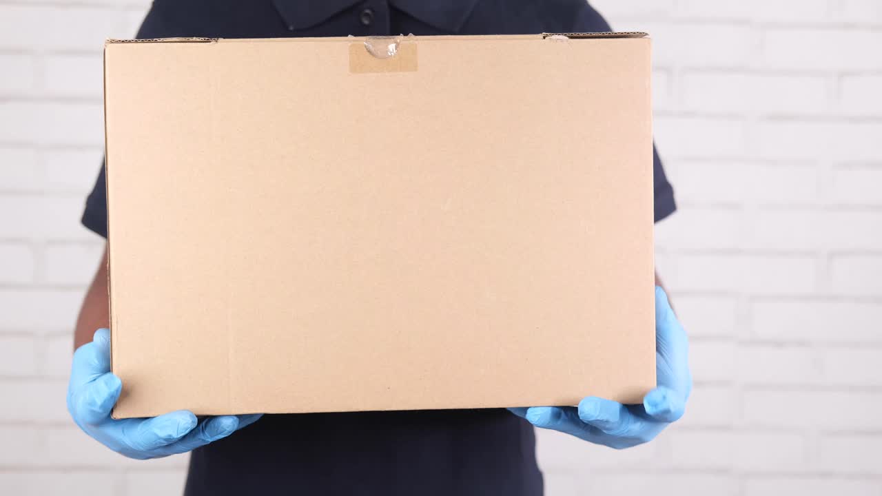 доставщик с картонной коробкой