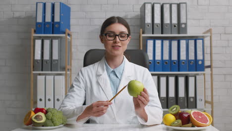 nutricionista discutiendo hábitos alimenticios saludables