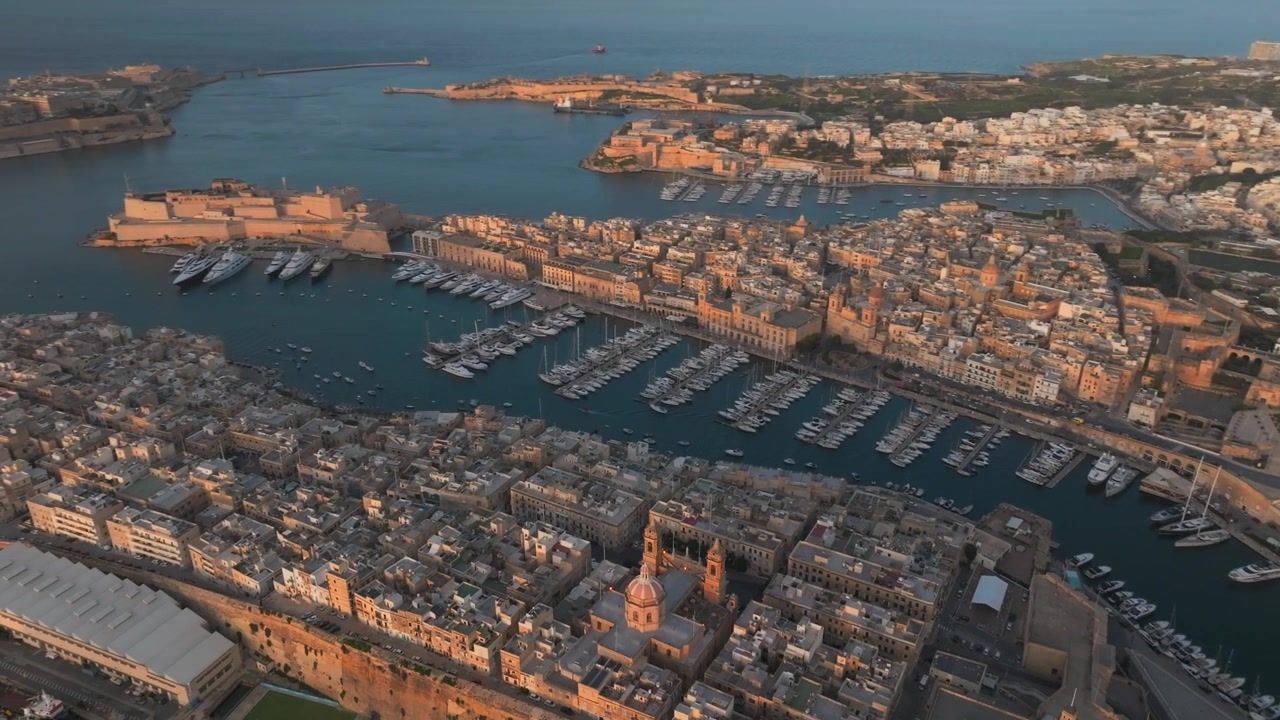 Panoramica aerea circolare del porto turistico di La Valletta e Vittoriosa all'ora d'oro, Malta