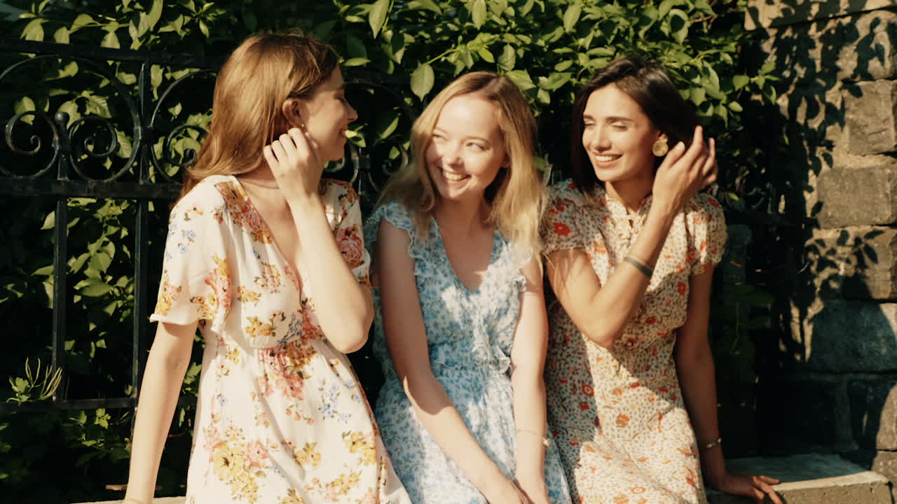 세 명의 여자 친구들이 이 잘 비는 날을 즐기고 있습니다.