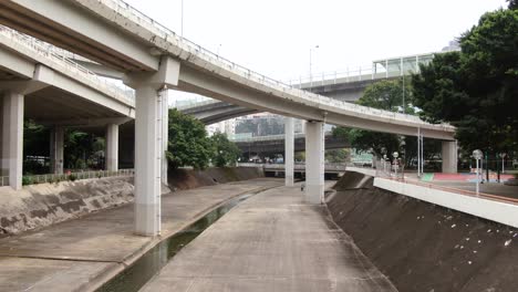 Canal-De-Drenaje-Urbano-En-El-Centro-De-Hong-Kong,-Vista-Aérea