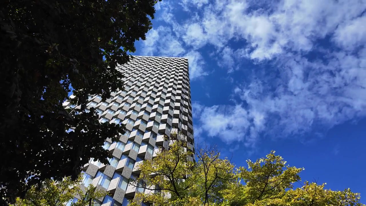 Arquitetura de edifício moderno em Tirana, capital da Albânia, imóveis.