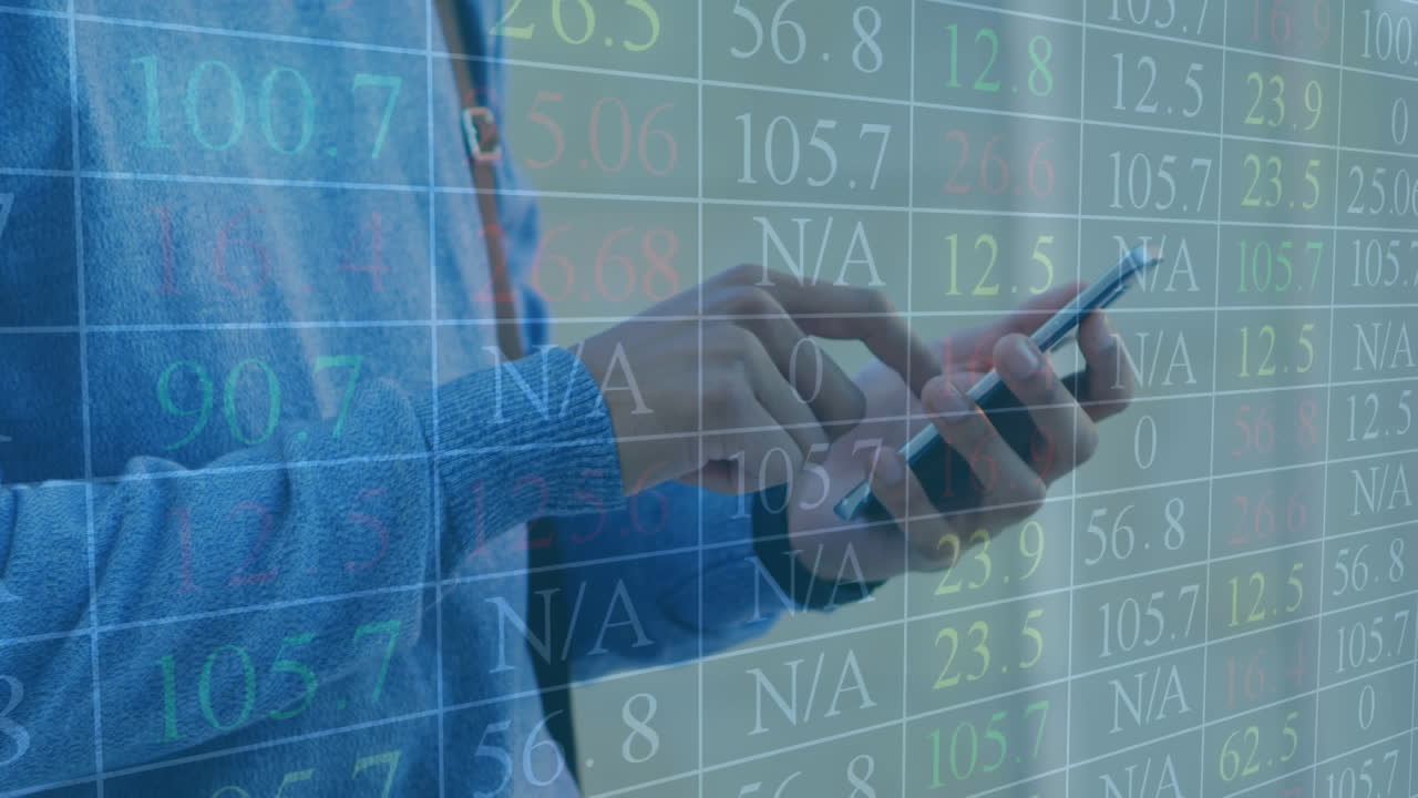 uomo che usa smartphone e dati