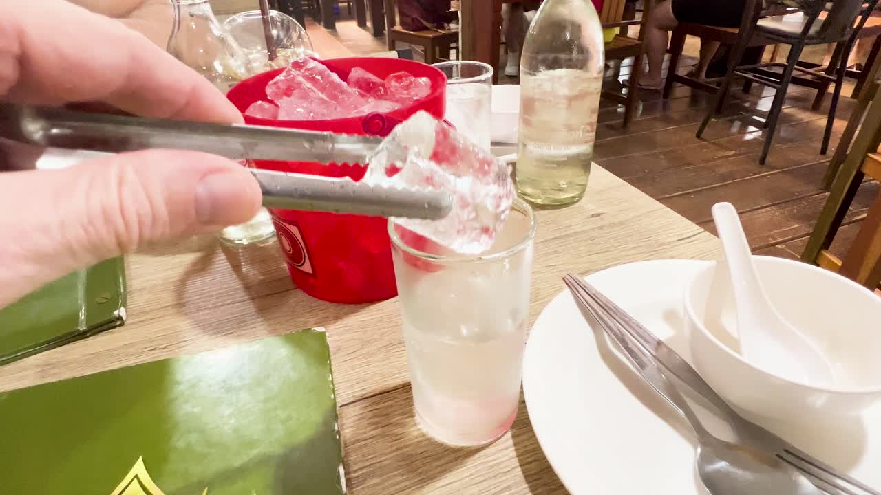 식당 의 테이블 에서 얼음 을 넣은 음료 를 준비 하는 것