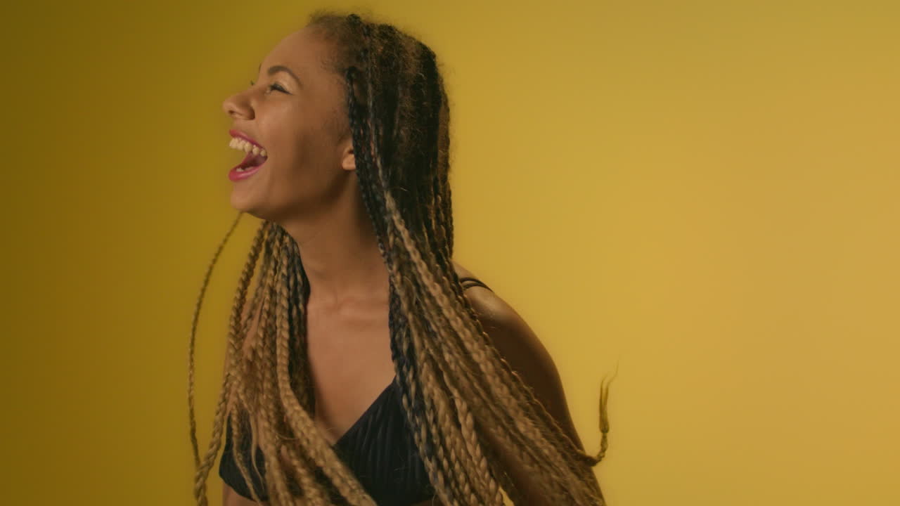 mujer salió saltando de feliz y peinado afro volando en el aire. emoción feliz