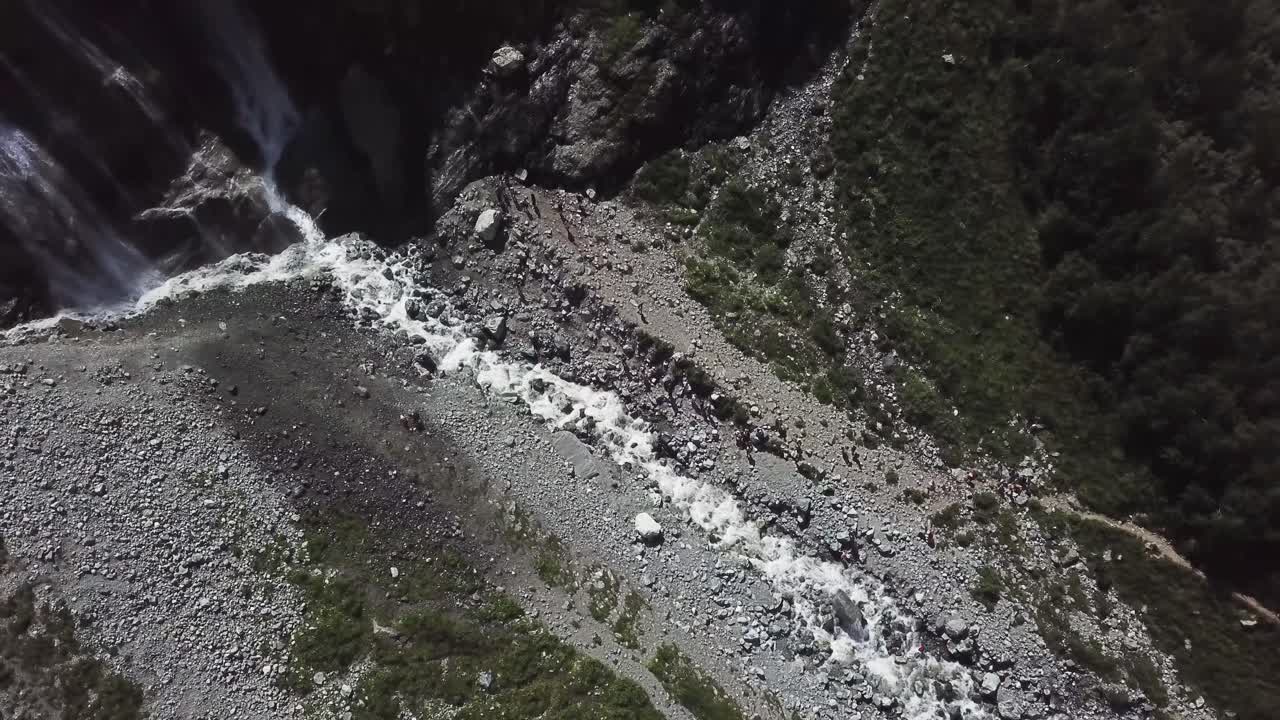 cascada de montaña y sendero de senderismo