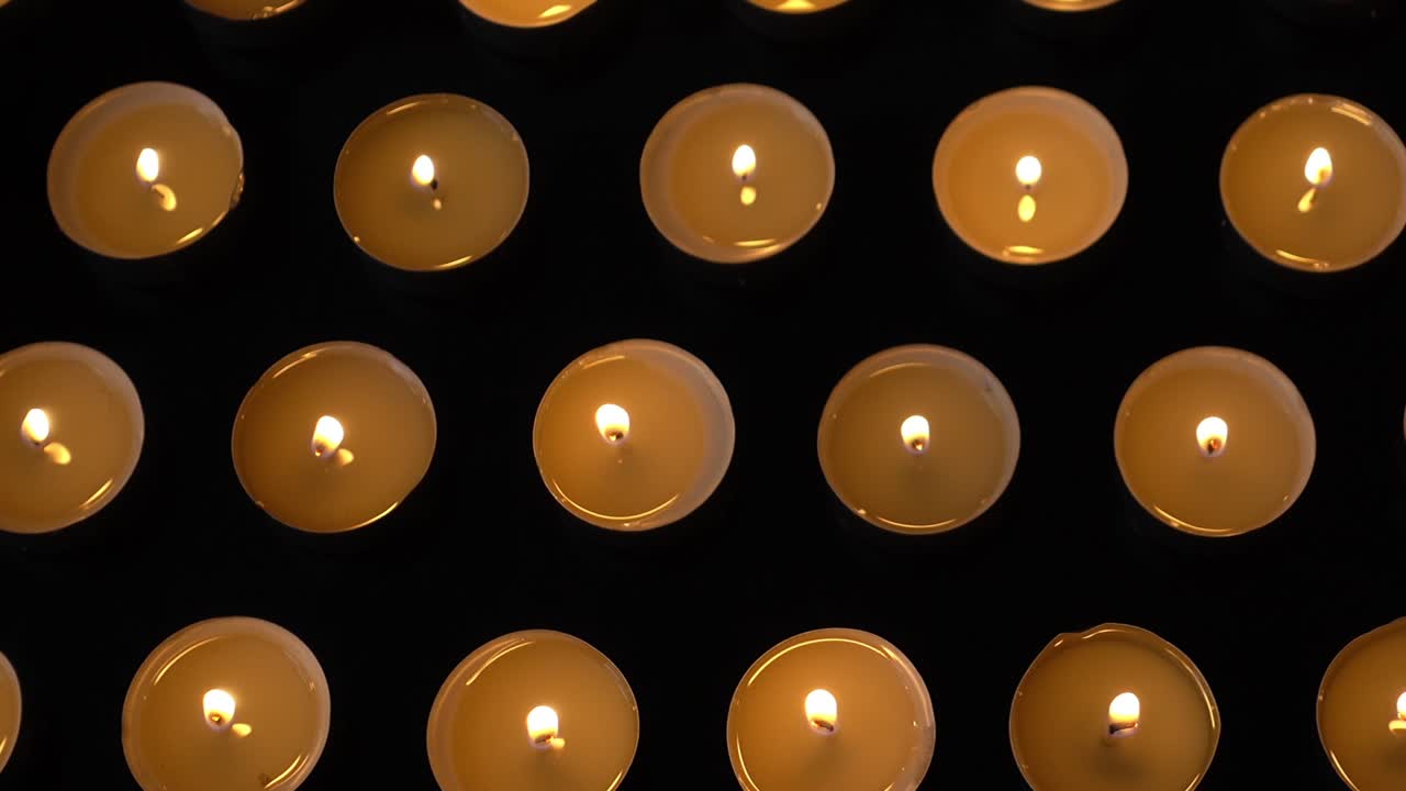 Candele su sfondo nero