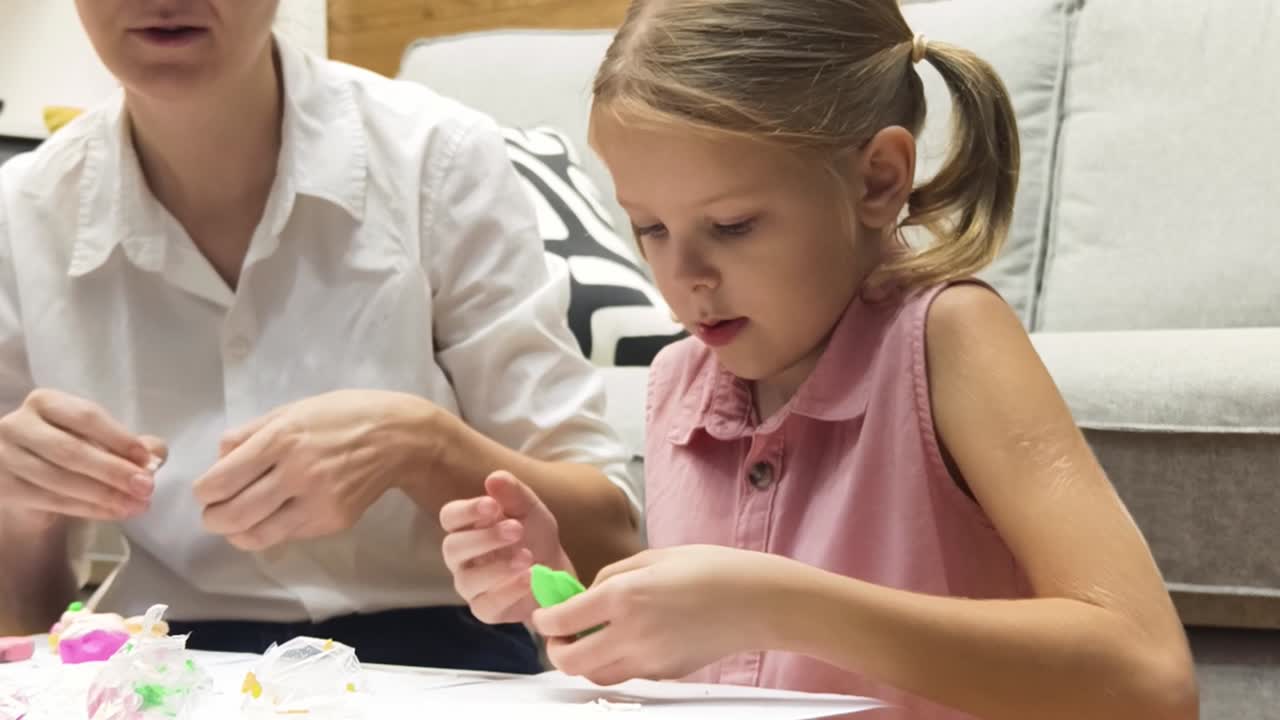 mãe e filha fazendo artesanato de barro