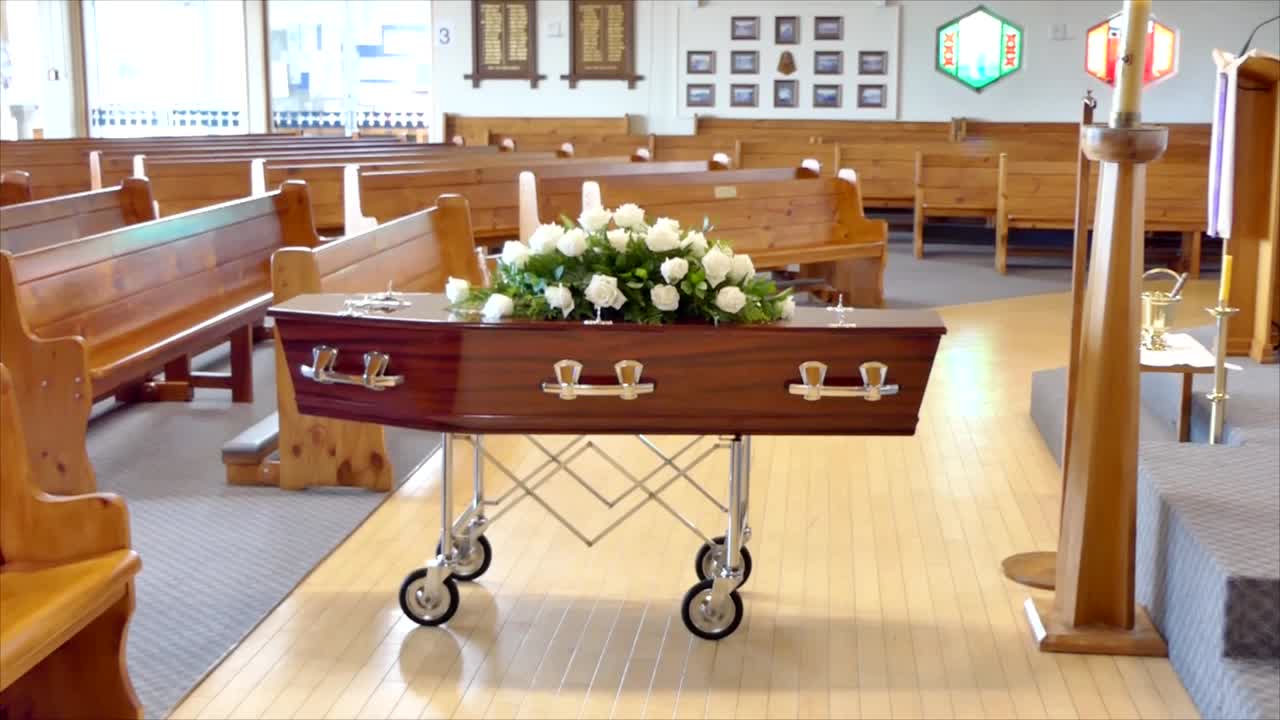 영구차나 예배당에 있는 장례식 관이나 관의 클로즈업 샷 또는 묘지의 매장