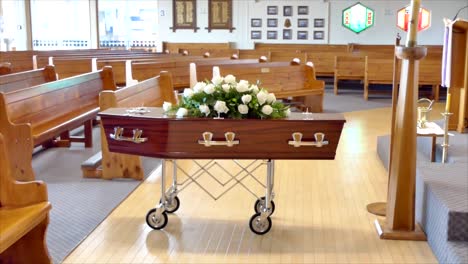 primer plano de un ataúd funerario o ataúd en un coche fúnebre o capilla o entierro en el cementerio
