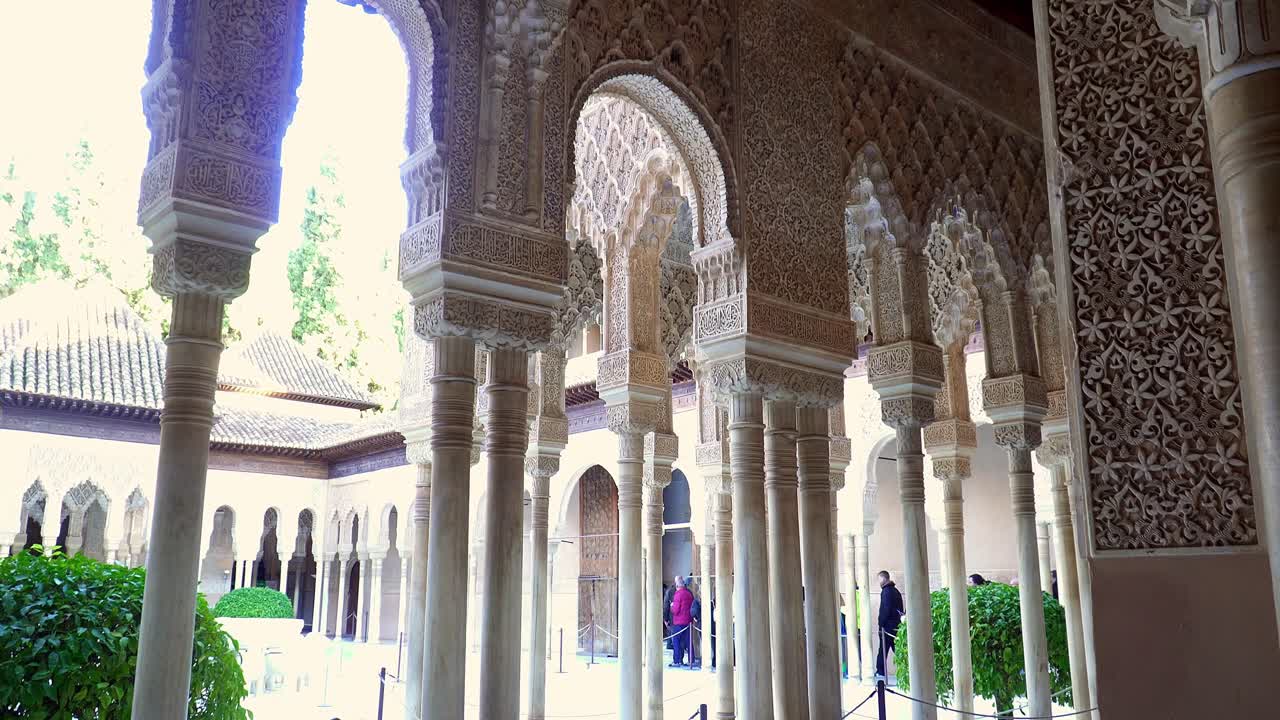 스페인 그라나다의 알함브라 안뜰 내부 구조를 드러내는 짐벌 다운