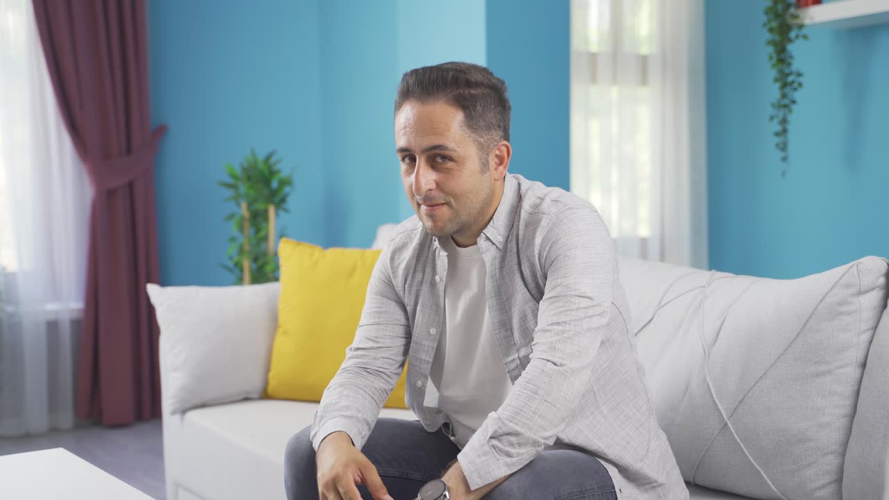 Uomo che fa l'occhiolino alla telecamera
