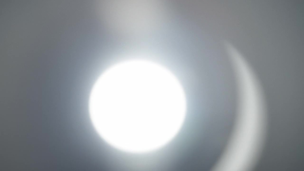 Bündel blauer Lichtreflexe, die durch ein Glasprisma reflektieren. Zeitlupe