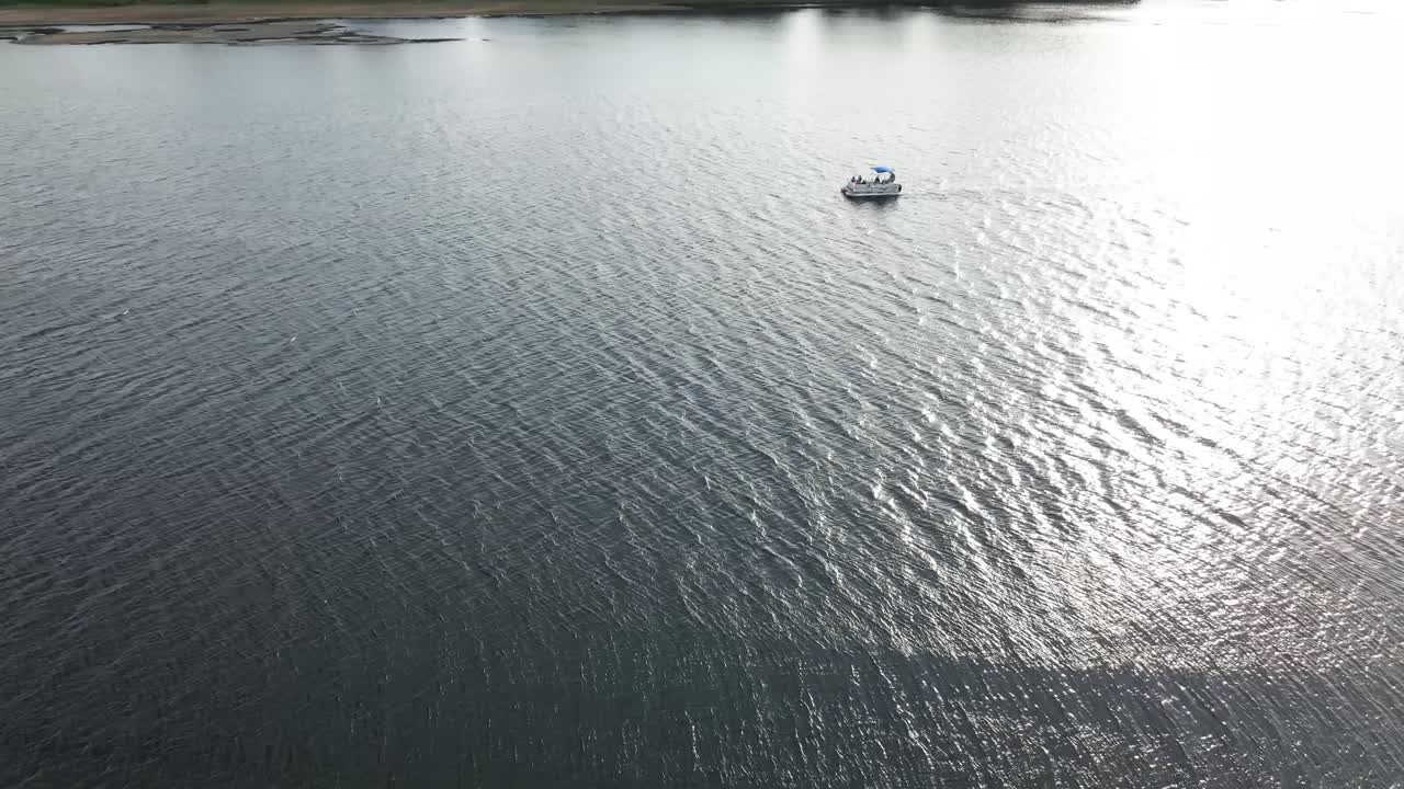 Ripresa aerea con drone di barca pontone, inquadratura di rivelazione 24p