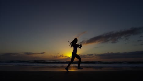 asiática china estadounidense mujer de playa corriendo en ropa deportiva