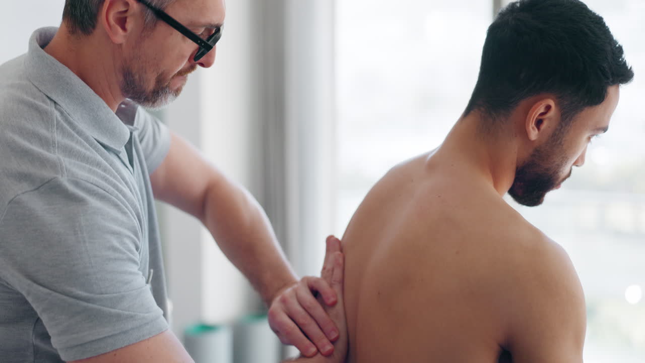fisioterapeuta, hombre y consulta con la espalda