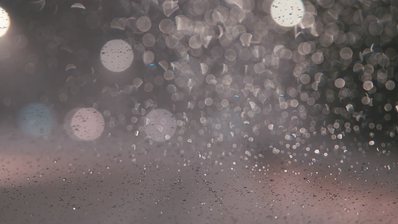 밤에는 도시 조명과 함께 흐릿한 도시 풍경, 흐릿한 배경, 도로에서 기계를 타고, 도시에서 눈이 내리고, 차 앞 유리 기기는 창문에서 눈을 청소합니다.