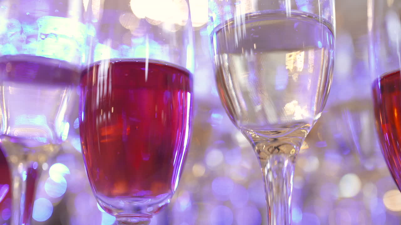 Calici di champagne freschi e spumeggianti che accolgono il nuovo anno