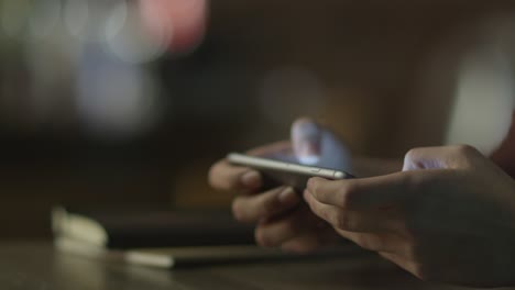 una chica joven está sosteniendo un phablet con pantalla verde en la hora de la noche. estilo de vida casual.