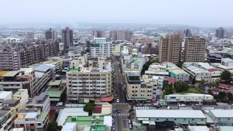 Un-Denso-Paisaje-Urbano-Con-Edificios-Y-Calles-En-Un-Día-Nublado,-Vista-Aérea