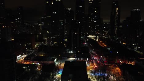 un vuelo nocturno de drones sobre toronto muestra las calles con las luces parpadeantes de los servicios de emergencia que están masivamente presentes durante un incidente