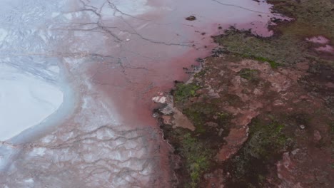 superficie de lago seco de azufre blanco de mineral en aguas termales geotérmicas, venas de erosión