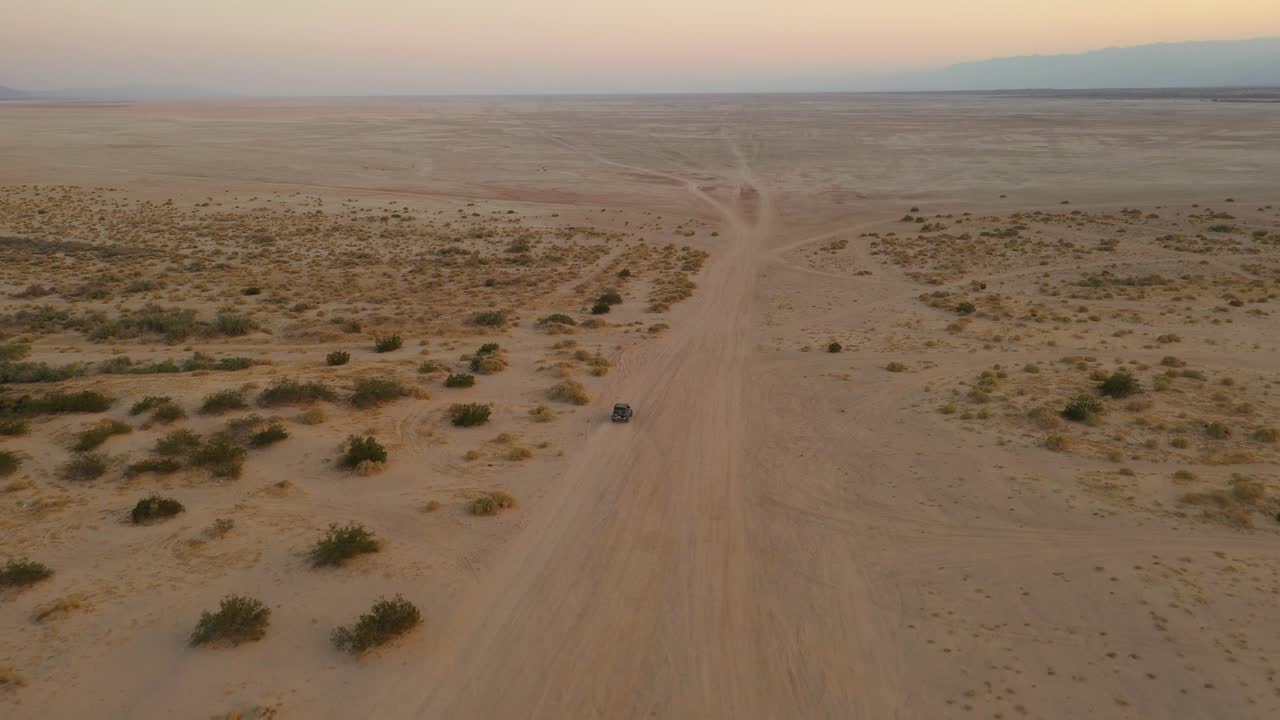 사막 차량, 지구상에서 가장 높은 온도의 소금 호수 계곡에 진입, 오래된 지프 랭글러