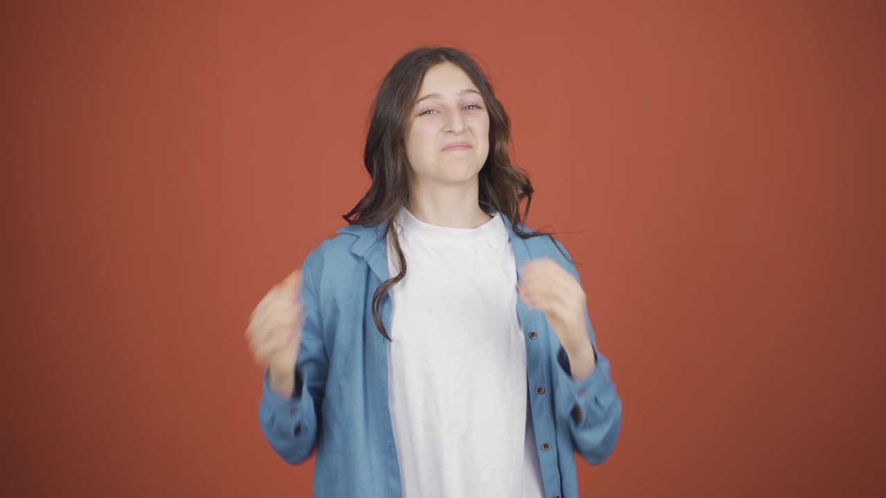 카메라를 바라보는 젊은 여성은 당신이 놀라운 사람이라고 말합니다.