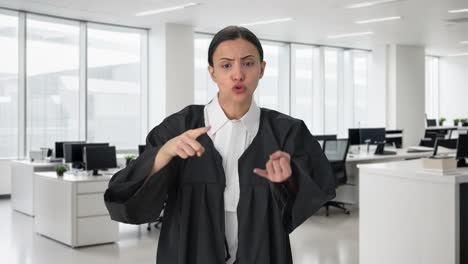 una abogada india enojada luchando por el caso.