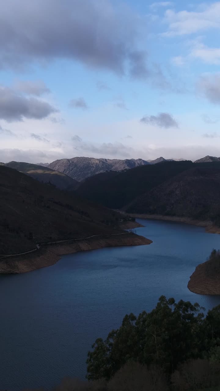 vista aérea del valle de la montaña del río video vertical