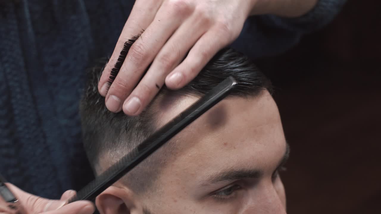 Mand får en professionel klipning i en barbersalon