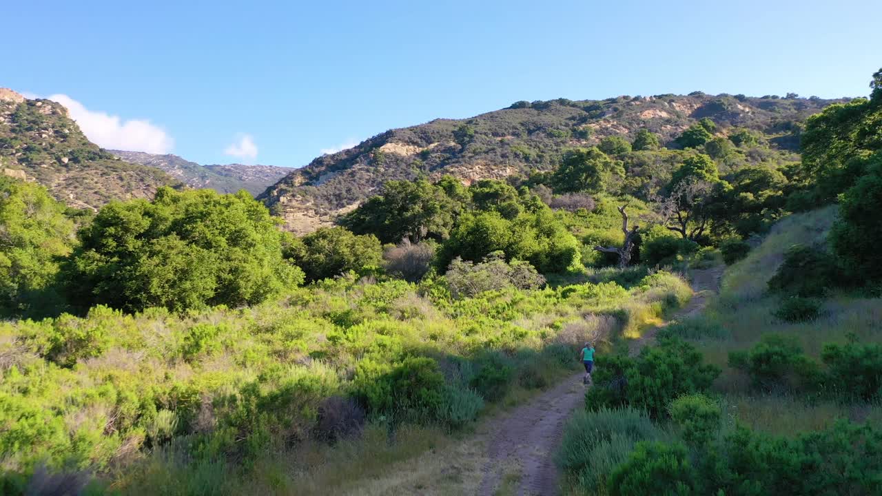 antena sobre una mujer corriendo por el desierto en las montañas de santa ynez en el condado de santa barbara california