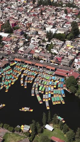 Drohnenperspektive-Des-Embarcadero-In-Xochimilco,-Mexiko-Stadt,-Vertikaler-Modus