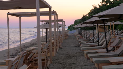 Meer-Und-Strand-Mit-Leeren-Sonnenliegen-Bei-Sonnenuntergang