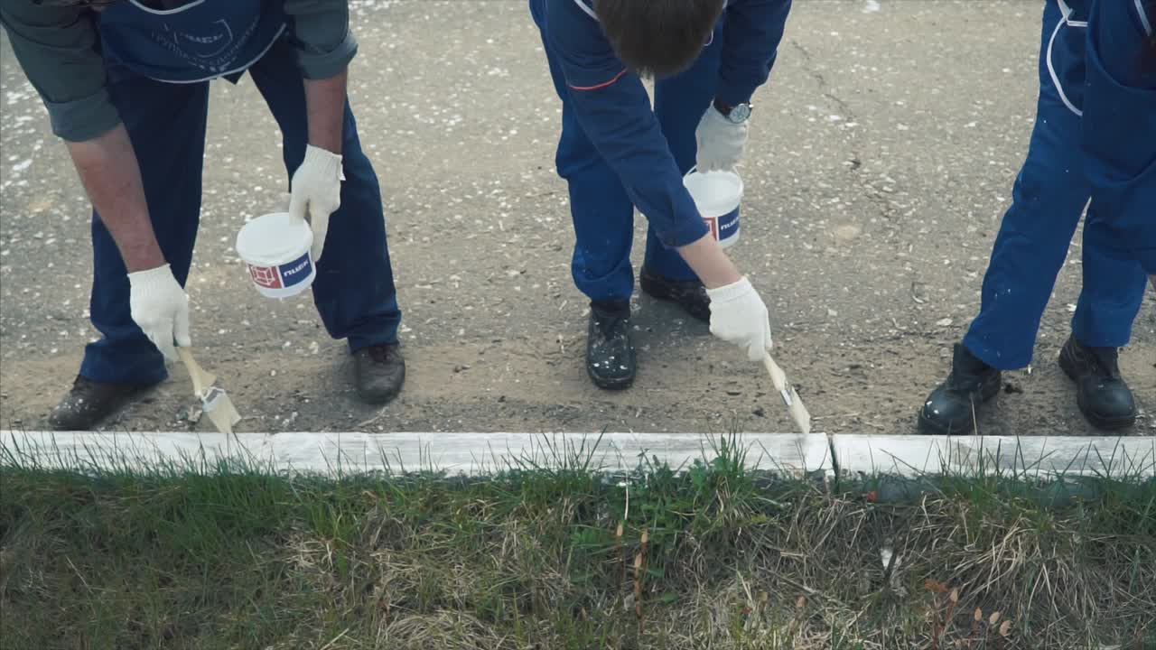 trabajadores que pintan las marcas de las carreteras
