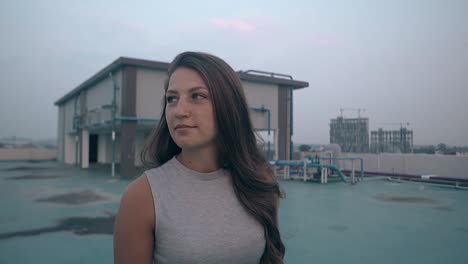 Una-Mujer-Bonita-Con-El-Pelo-Suelto-Camina-Por-El-Techo-En-Cámara-Lenta