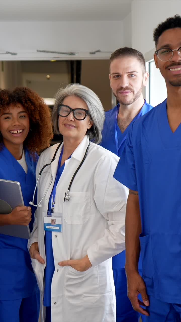 Grupo Diversificado de Profissionais de Saúde Sorridentes em Pé no Corredor do Hospital