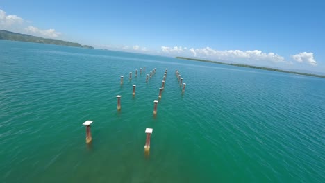 Vuelo-Dinámico-De-Drones-Fpv-Sobre-La-Bahía-De-Samana-De-Color-Verde-Con-Islas-Verdes-Durante-El-Día-Soleado-En-República-Dominicana
