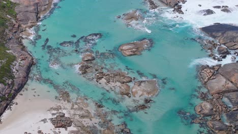 Observando-Las-Olas-A-Lo-Largo-De-La-Costa-De-Australia-Occidental-Desde-Arriba.