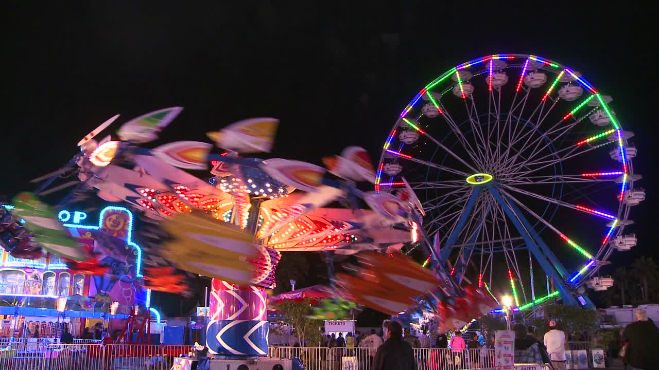 카니발이나 주 박람회에서 관람차 뒤에서 밤하늘에 불꽃이 터진다 3