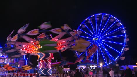 Feuerwerk-Explodiert-Am-Nachthimmel-Hinter-Einem-Riesenrad-Auf-Einem-Karneval-Oder-Einem-Jahrmarkt-3