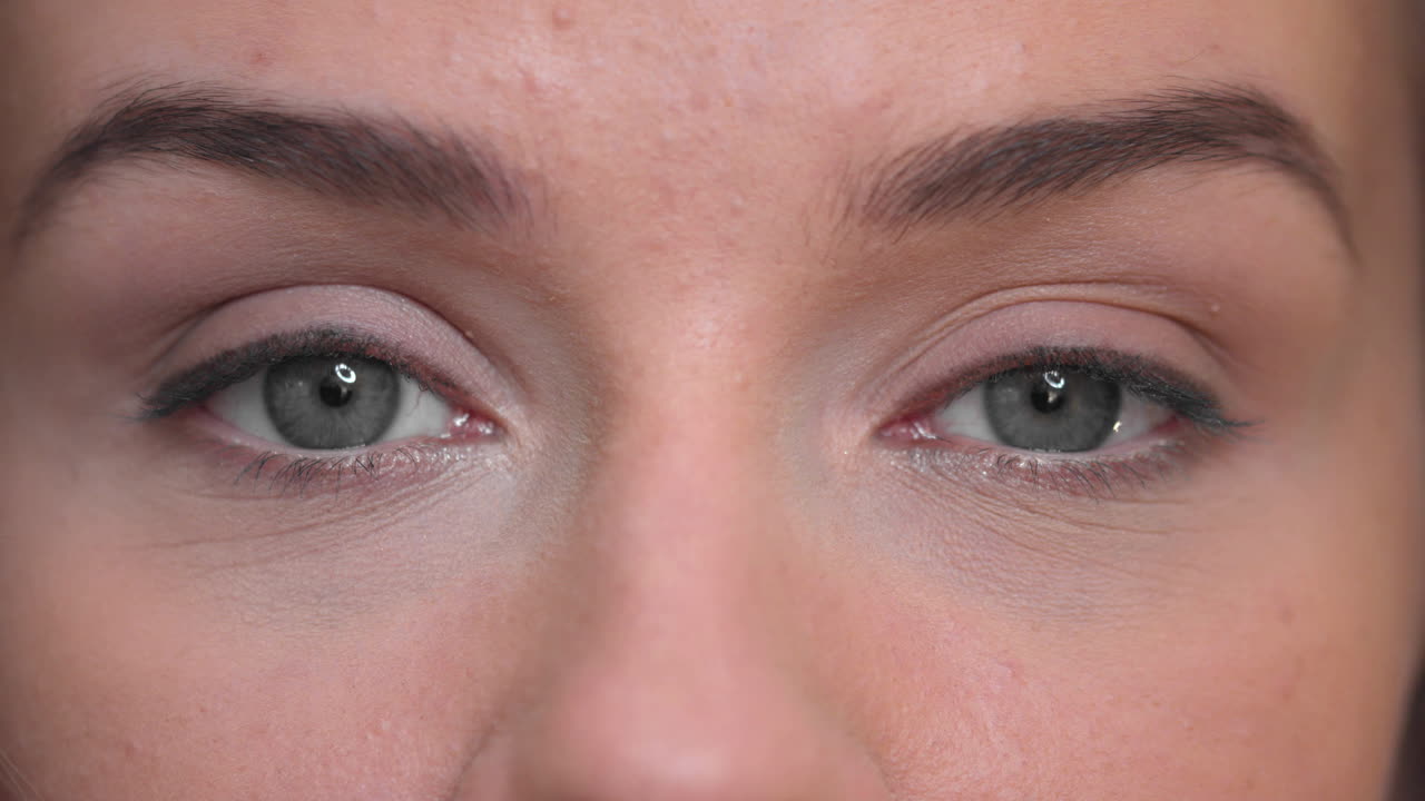 mujer tranquila cerrando los ojos