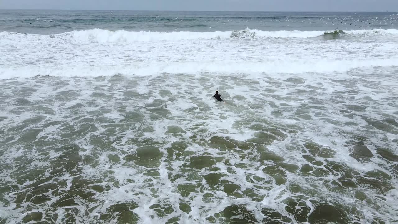 아름다운 부드러운 파도를 타고 있는 한 서퍼의 멋진 풀백 샷, 바다 전망