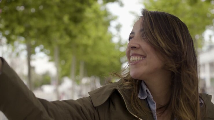 Bella donna che fa diverse espressioni facciali per un selfie