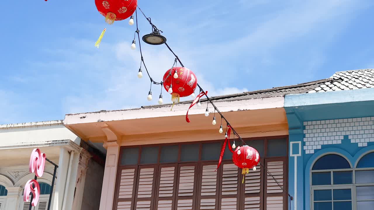 푸켓 의 구시가지 에 있는 다채로운 건물 위 에 매달린 은 등불