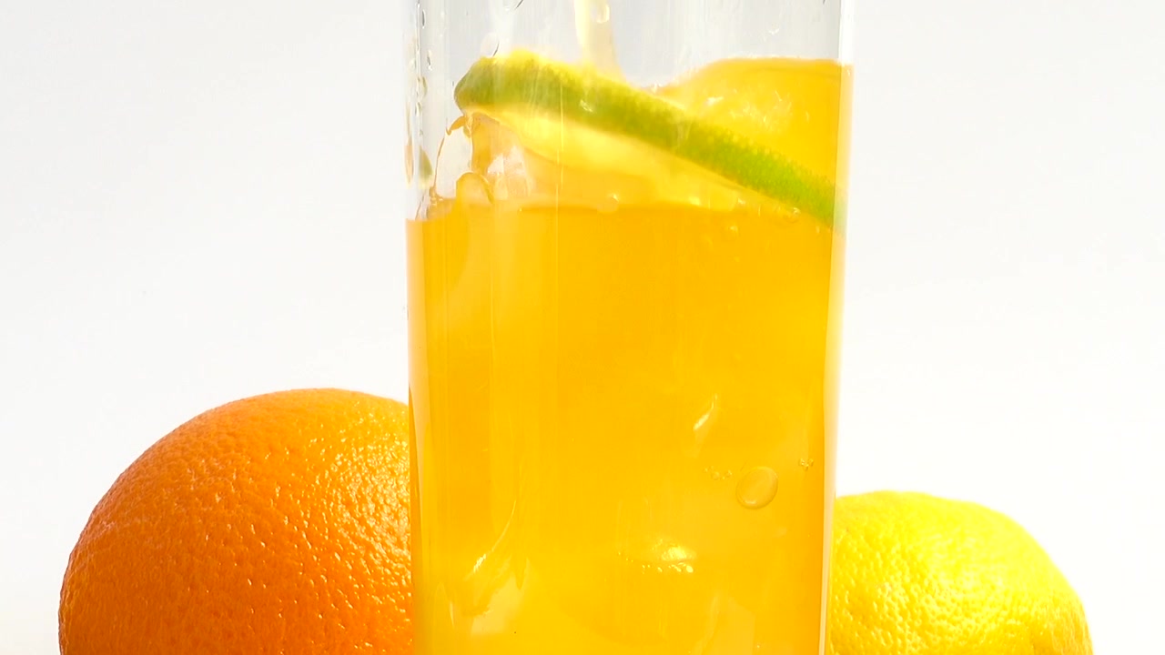 Preparazione di limonata con ghiaccio e lime