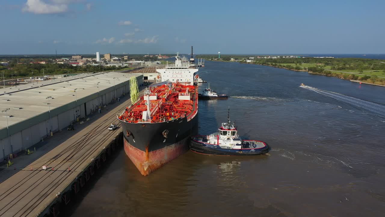 atraque de buques mercantes asistido por un piloto y un remolcador en port arthur port texas