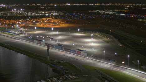 daytona beach, florida, antena v3 panorámica, revelación del circuito internacional de noche - dji inspire 2, x7, 6k - marzo de 2020